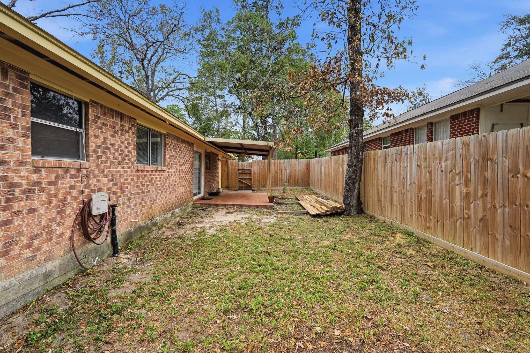 20 Moon Valley Court Conroe, TX 77304 - Photo 26 of 32 a backyard of a house with table and chairs