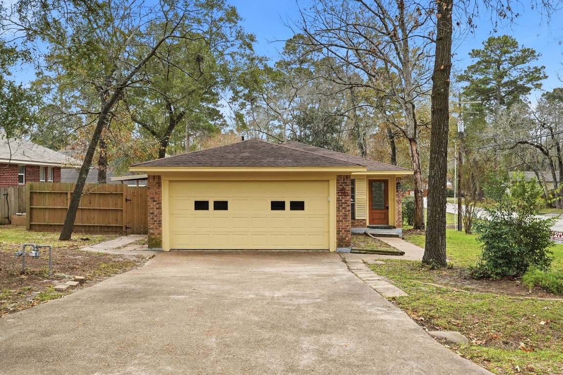 20 Moon Valley Court Conroe, TX 77304 - Photo 3 of 32 front view of a house with a yard
