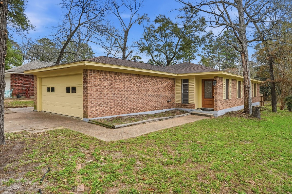 20 Moon Valley Court Conroe, TX 77304 - Photo 4 of 32 a view of a backyard with a large tree