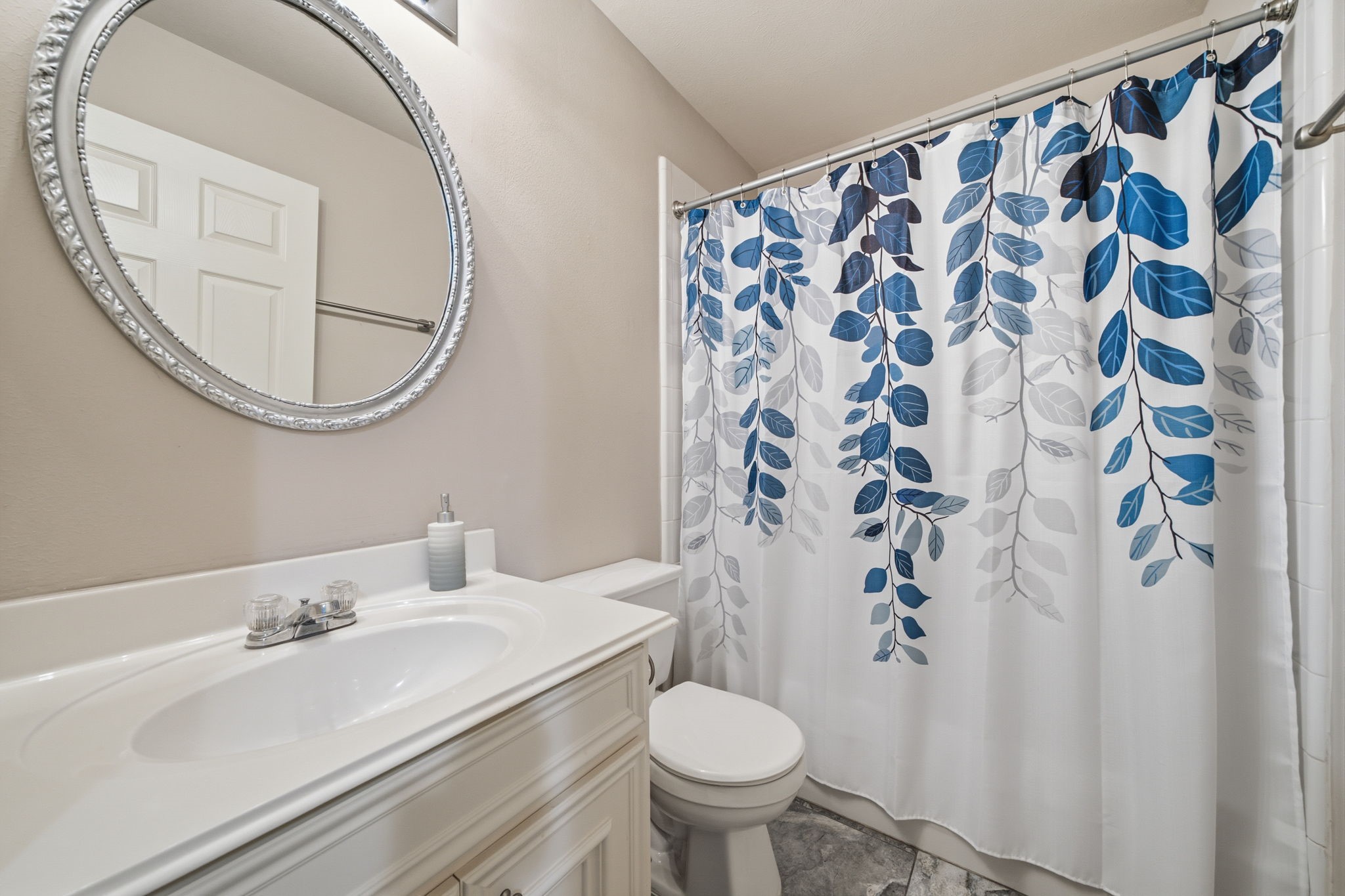 1716 Elgin Street Houston, TX 77004 - Photo 7 of 35 Secondary bath with tub/shower combo located on the 1st floor