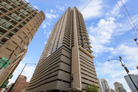 $3,000 | 235 West Van Buren Street, Unit 4616, Chicago, IL 60607