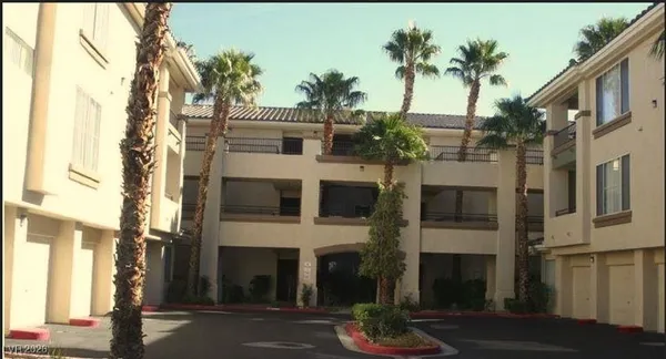 $1,695 | 7151 South Durango Drive, Unit 306, Las Vegas, NV 89113