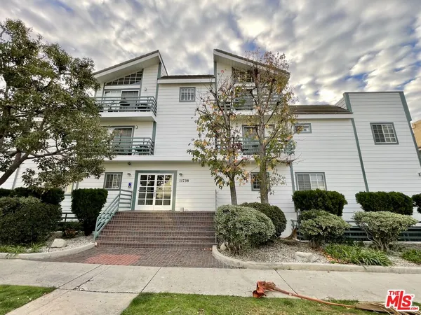 $3,995 | 11738 Mayfield Avenue, Unit 109, Los Angeles, CA 90049