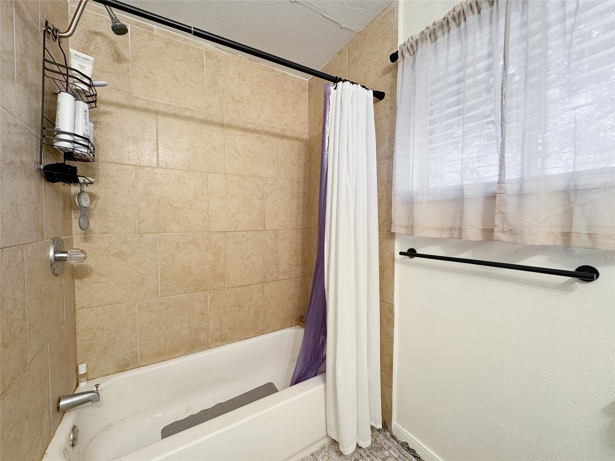 2712 Oakcliff Street Houston, TX 77023 - Photo 18 of 30 a bathroom with a shower and a tub