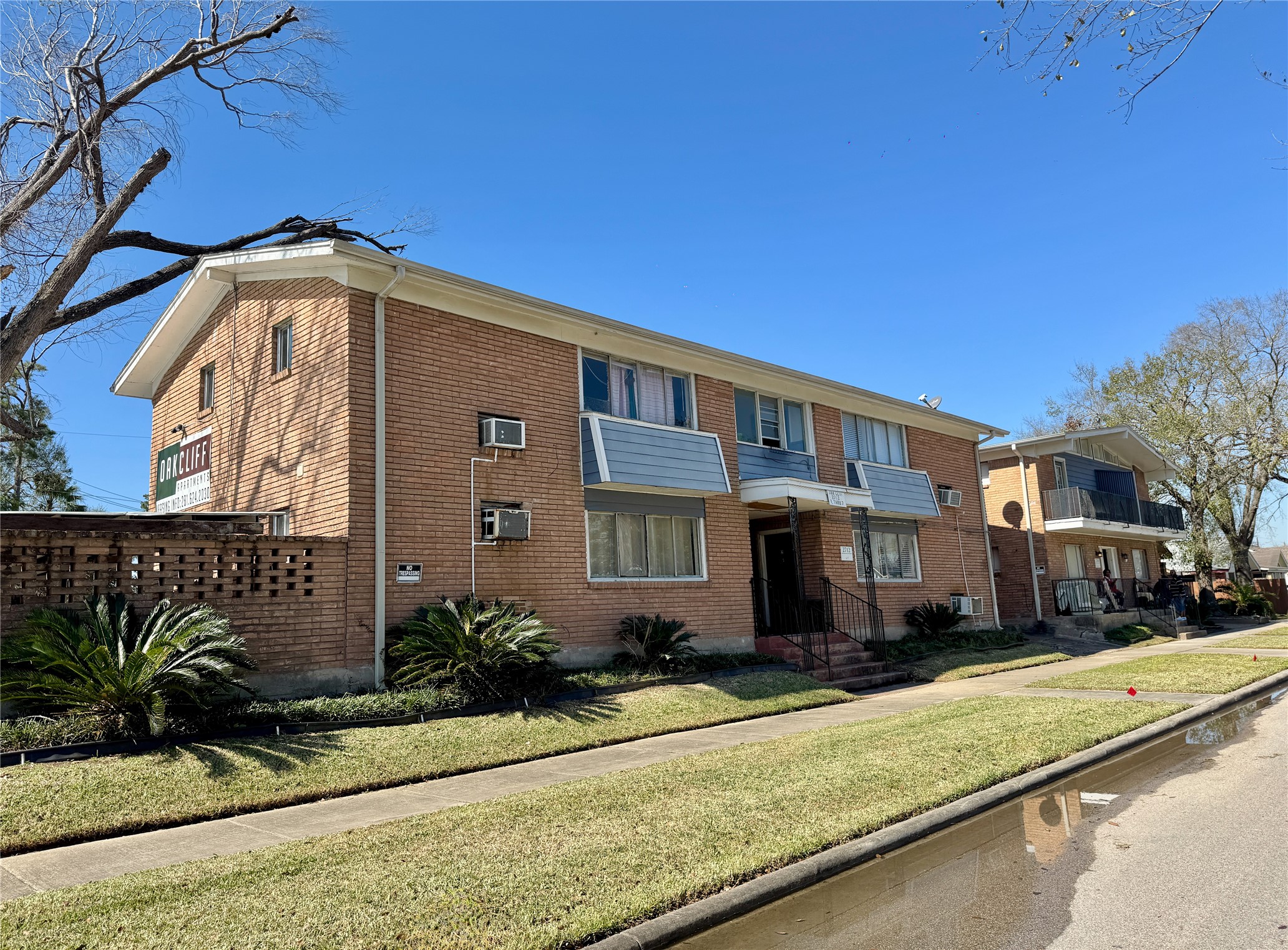 2712 Oakcliff Street Houston, TX 77023 - Photo 2 of 30 a view of a house with a swimming pool