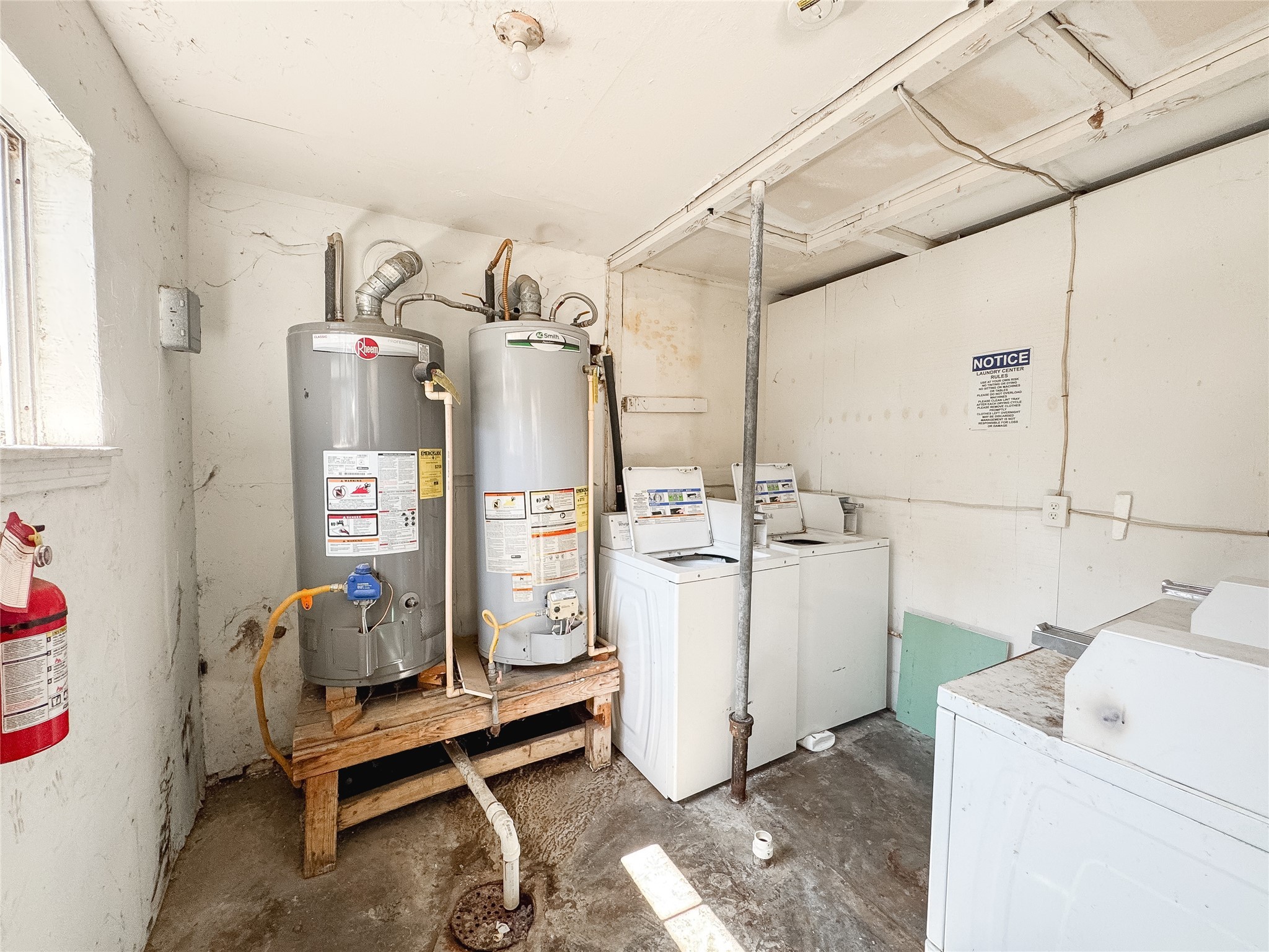 2712 Oakcliff Street Houston, TX 77023 - Photo 25 of 30 a utility room with dryer and washer