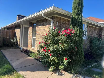a front view of house and yard