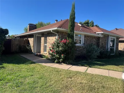 a front view of house with yard