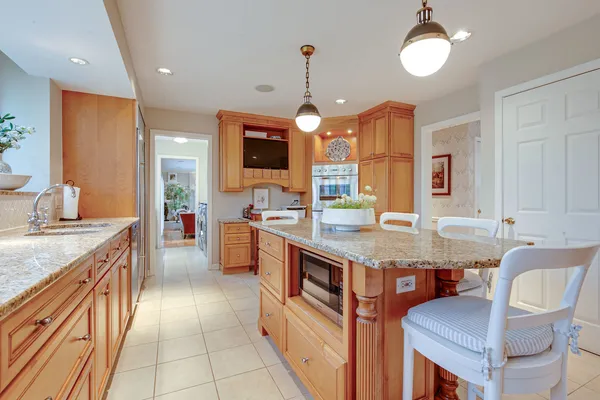 $899,990 | 22 Regent Lane, Lincolnshire, IL 60069