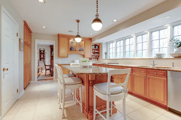 $899,990 | 22 Regent Lane, Lincolnshire, IL 60069