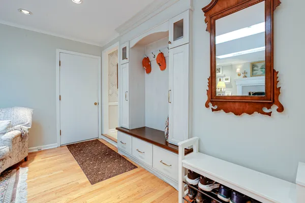 $899,990 | 22 Regent Lane, Lincolnshire, IL 60069