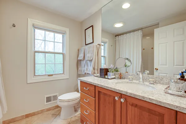 $899,990 | 22 Regent Lane, Lincolnshire, IL 60069