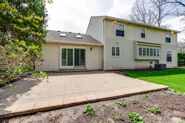 $899,990 | 22 Regent Lane, Lincolnshire, IL 60069