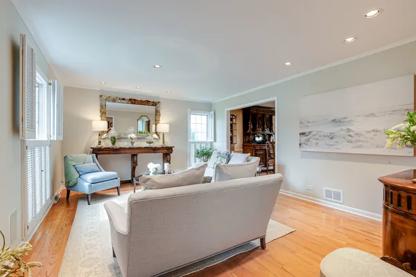$899,990 | 22 Regent Lane, Lincolnshire, IL 60069
