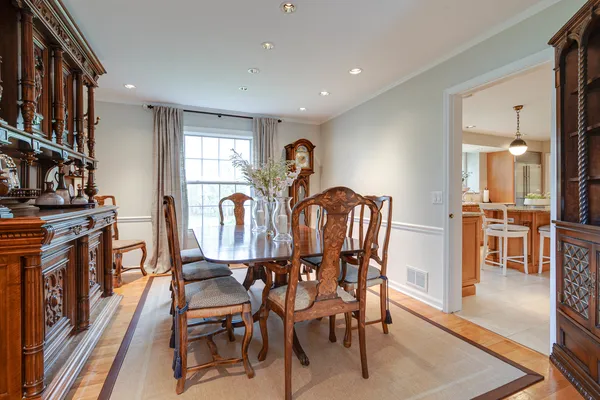 $899,990 | 22 Regent Lane, Lincolnshire, IL 60069