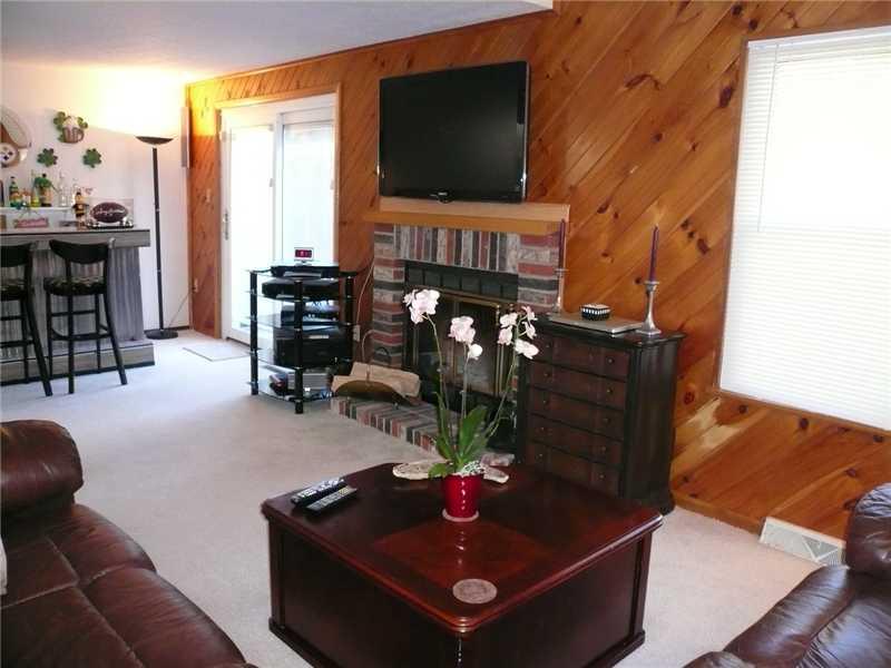 102 Old English Road Pittsburgh, PA 15237 - Photo 3 of 24 Living Room.