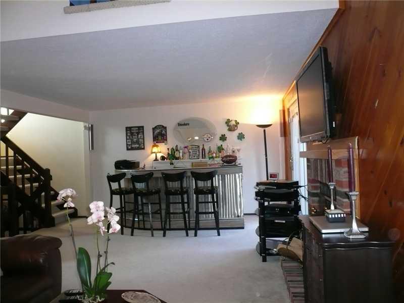 102 Old English Road Pittsburgh, PA 15237 - Photo 4 of 24 Living Room.