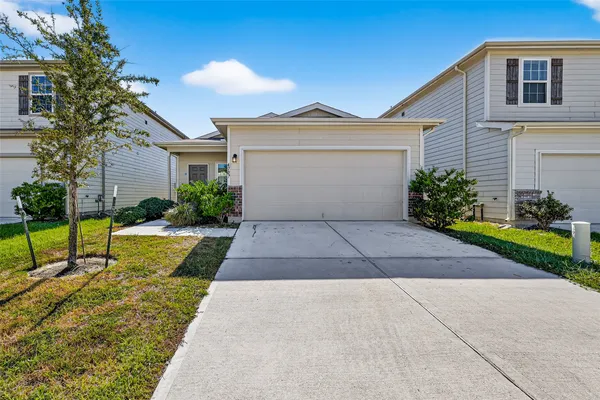 a view of a house with backyard and garden