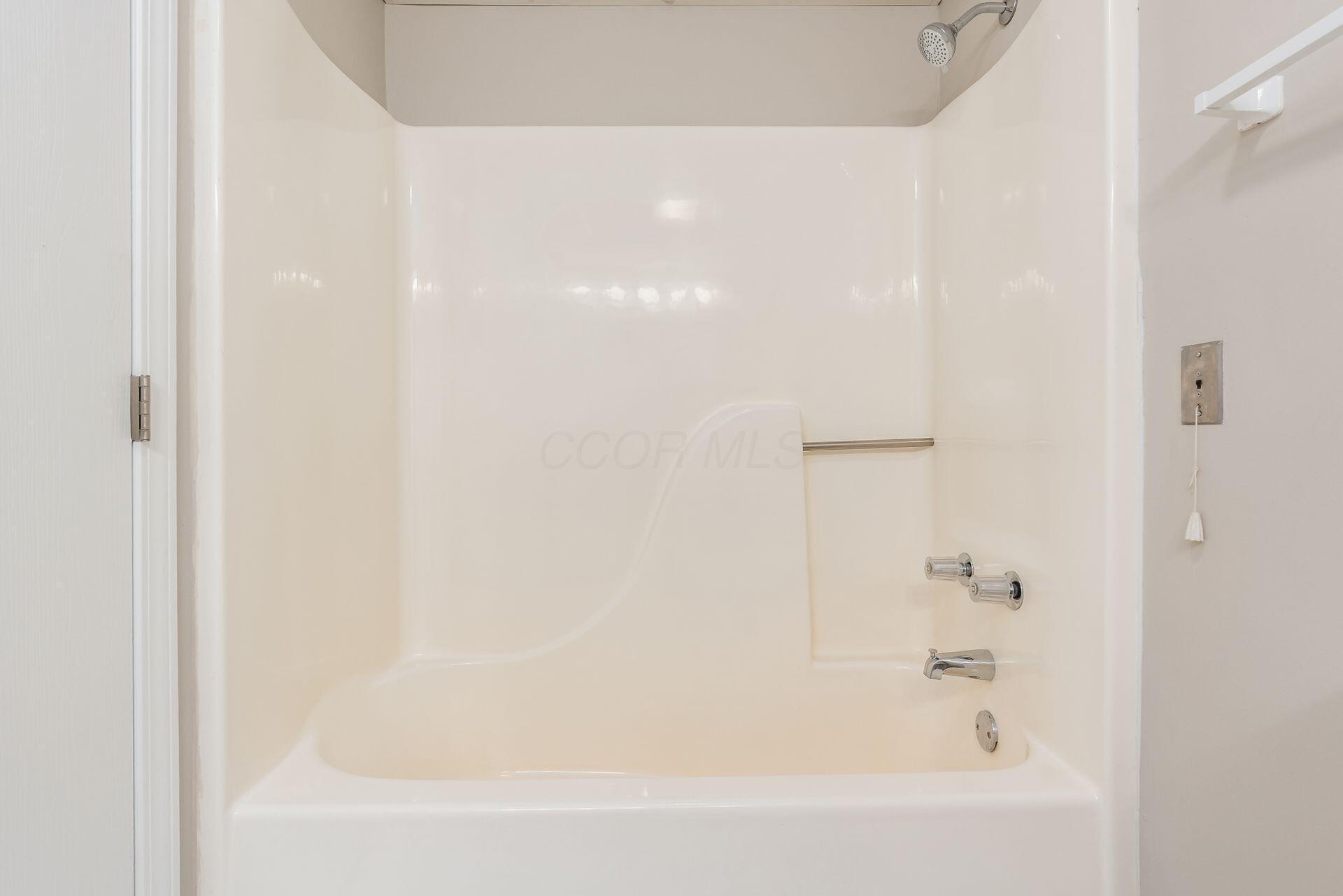3939 Karl Road, Unit 222 Columbus, OH 43224 - Photo 17 of 31 Full Bath