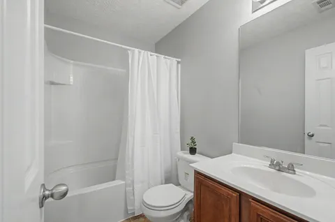 a view of a livingroom with furniture and a ceiling fan