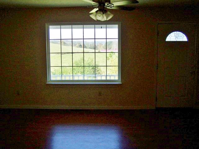 5311 Blue Springs Road Sparta, TN 38583 - Photo 4 of 16 Living room