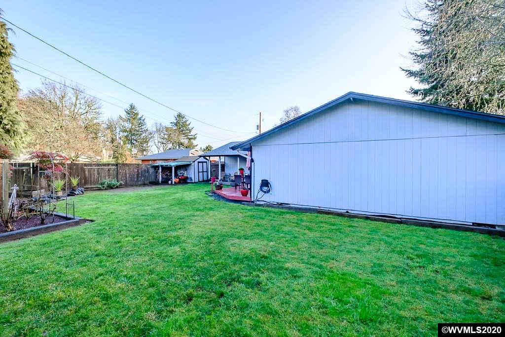 1675 Northeast Mayview Drive Albany, OR 97321 - Photo 7 of 41