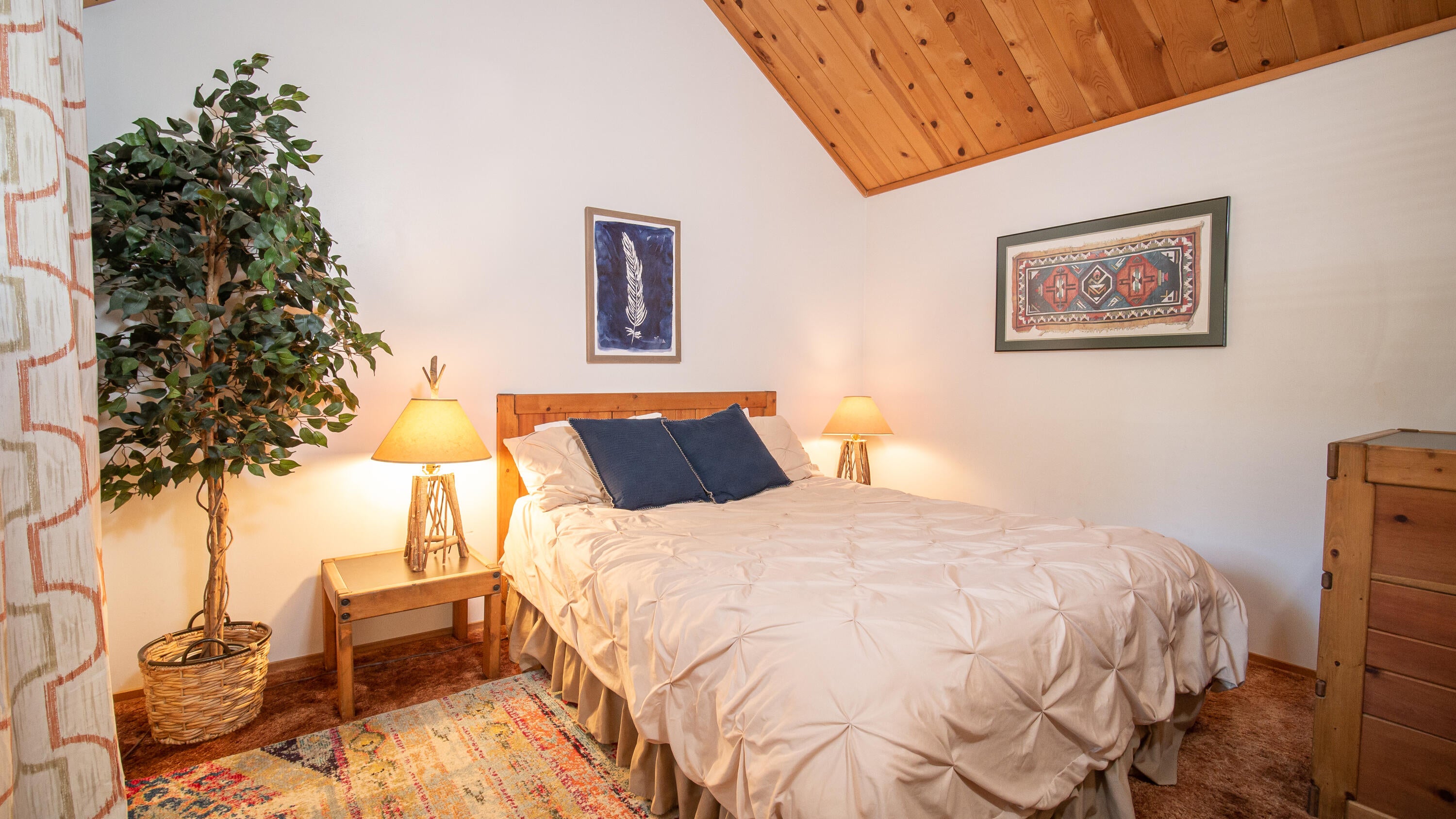 57488-27 Ranch Cabin Road, Unit 27 Sunriver, OR 97707 - Photo 19 of 29 Upstairs Bedroom