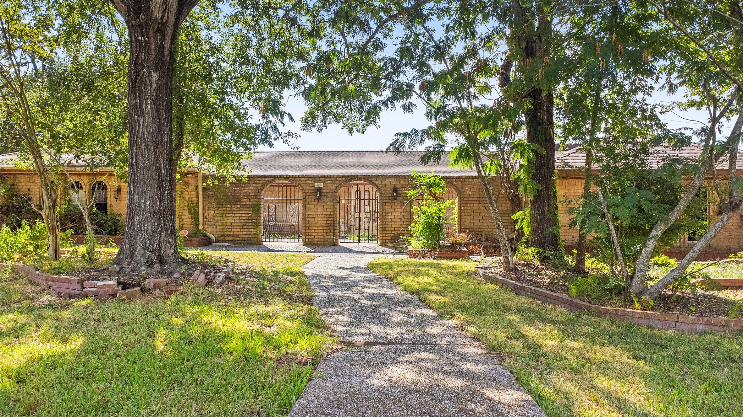186 Spring Pines Drive Spring, TX 77386 - Photo 4 of 9 a view of a house with backyard and sitting area
