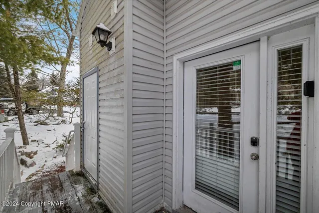 a view of entryway with bedroom