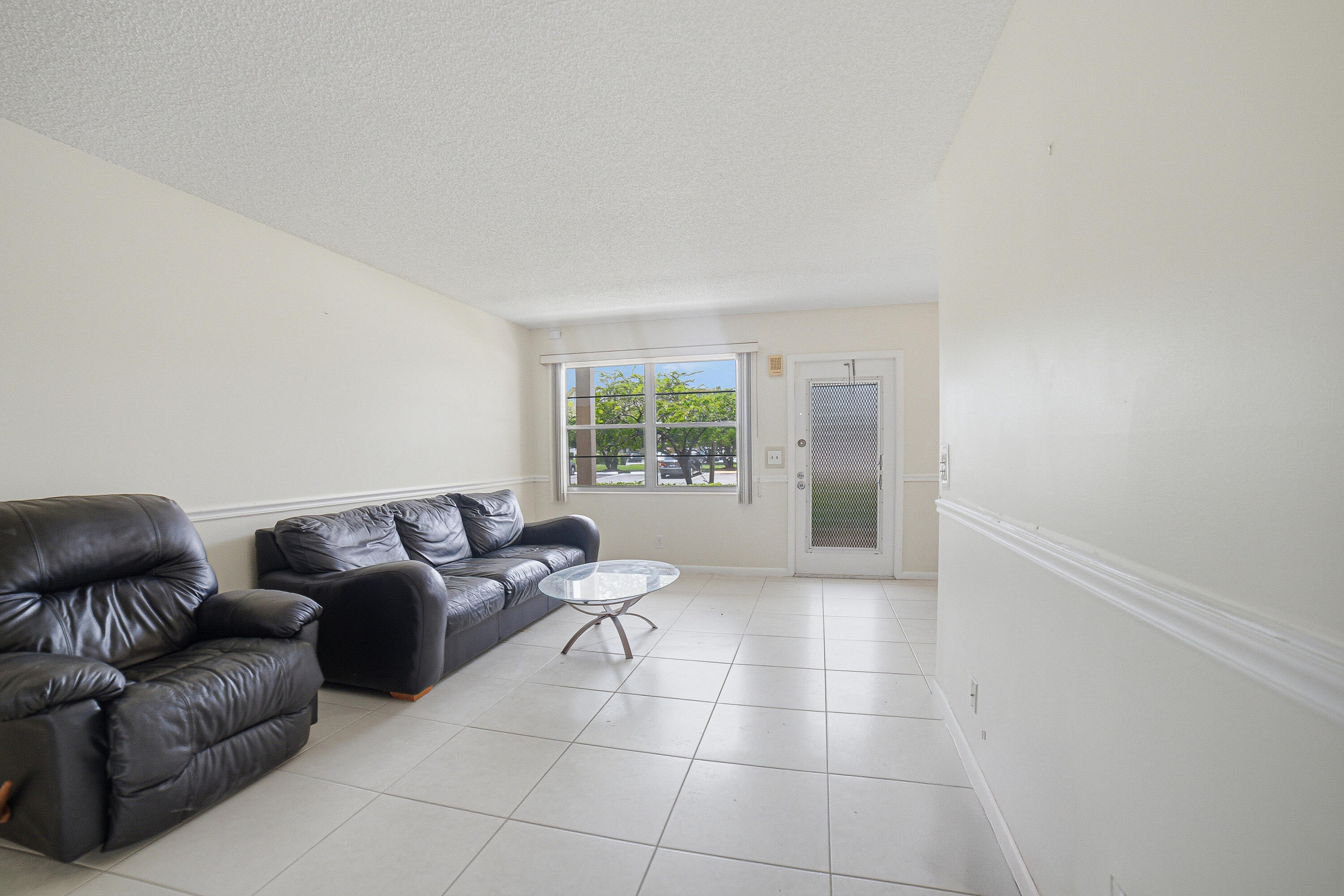 1025 Newcastle B, Unit 1025 Boca Raton, FL 33434 - Photo 7 of 31 Livingroom-C