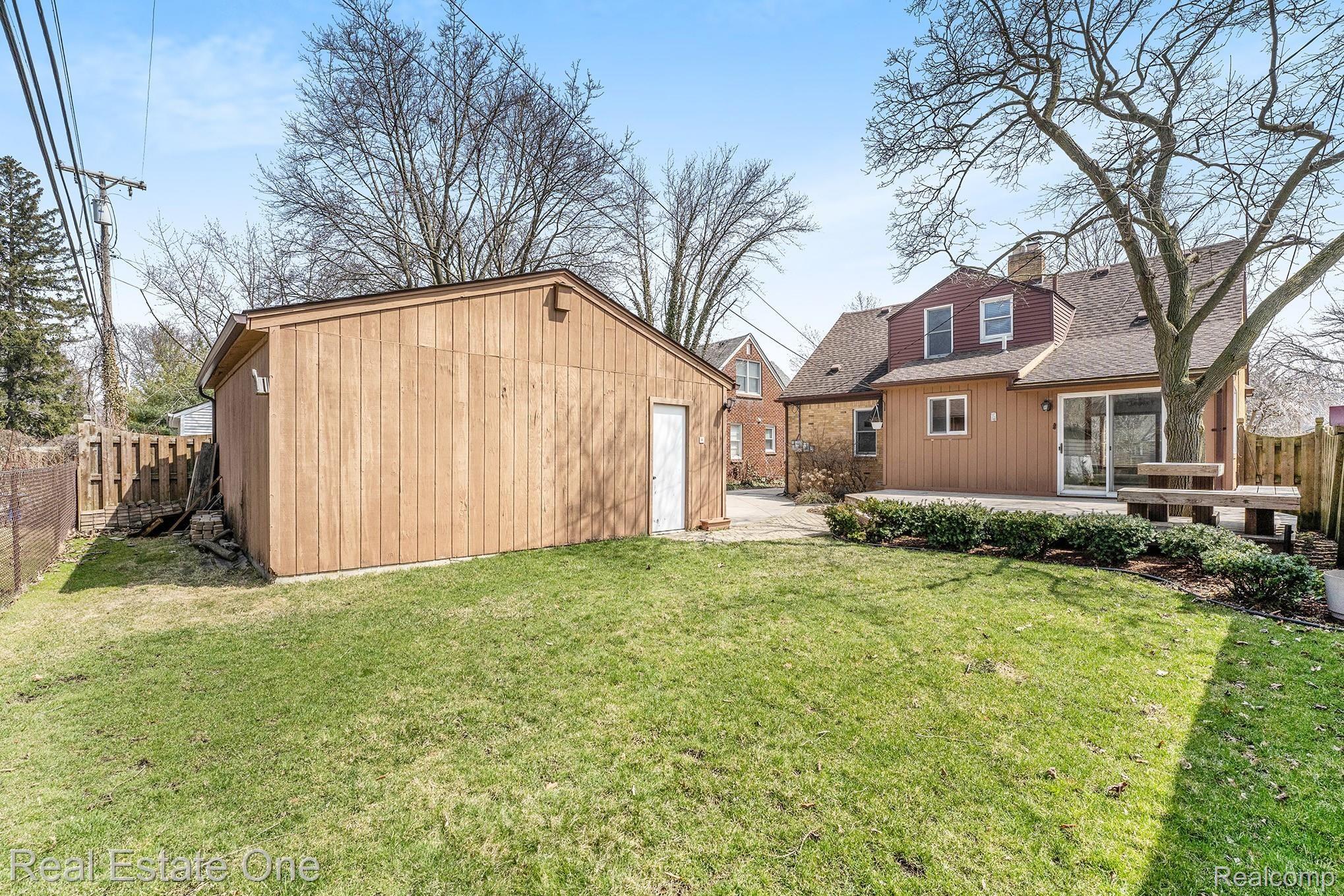 2906 Bembridge Road Royal Oak, MI 48073 - Photo 28 of 31 DSC08231.jpg