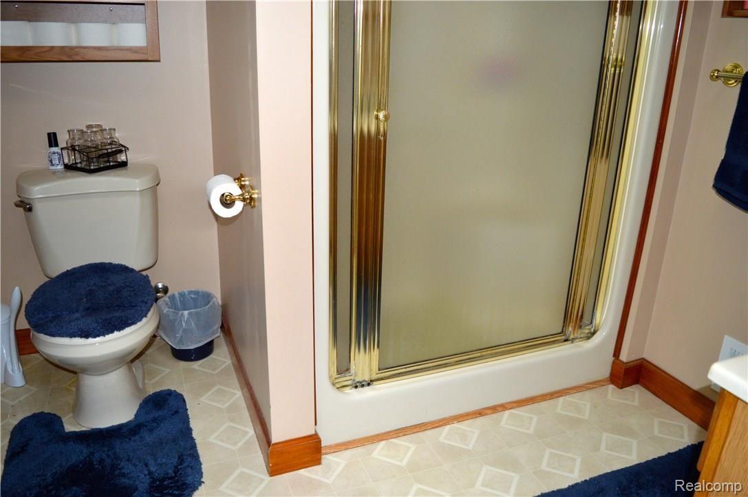 2141 Howe Road Burton, MI 48519 - Photo 14 of 33 Master Bath with overhead Skylight