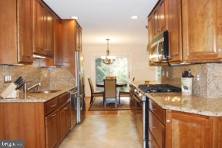 12621 Billington Road Silver Spring, MD 20904 - Photo 18 of 30 Gorgeous Upscale Kitchen with BayWindow