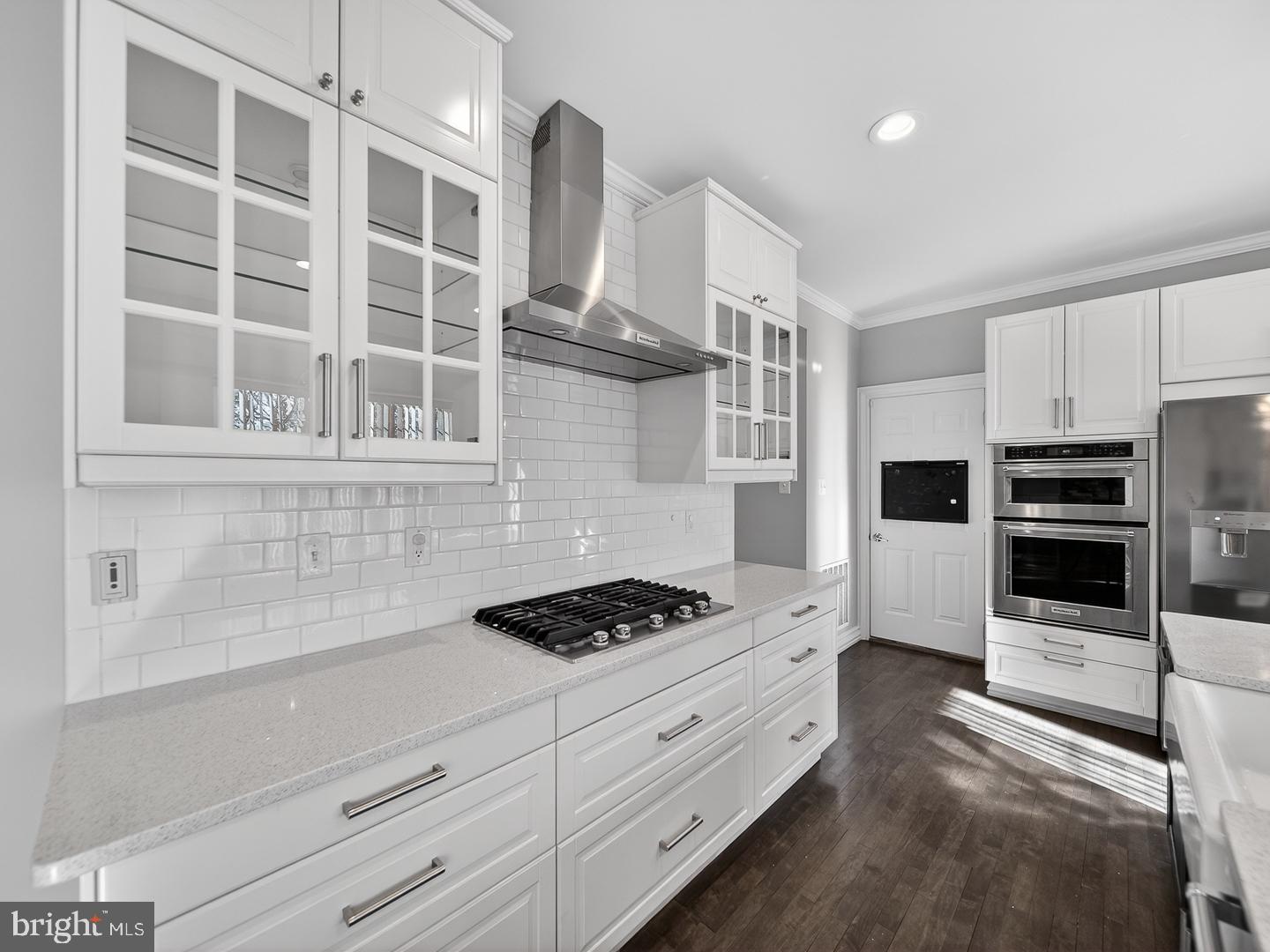 9534 Fernwood Road Bethesda, MD 20817 - Photo 3 of 44 a kitchen with cabinets and appliances