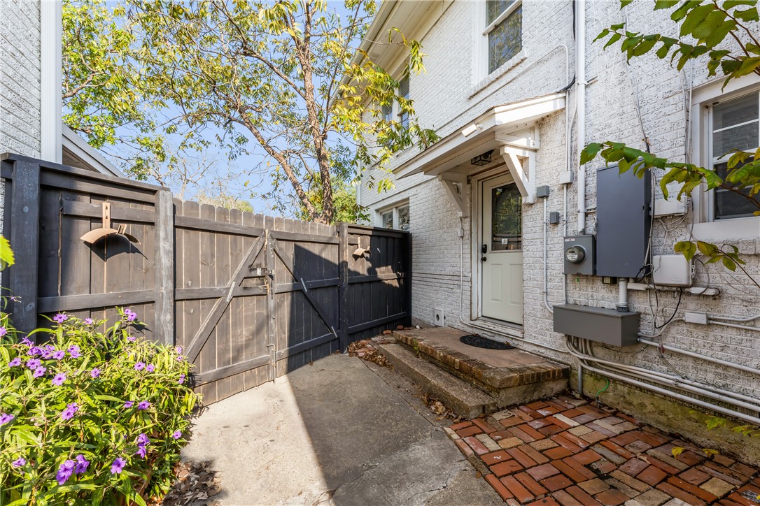800 South Ennis Street Bryan, TX 77803 - Photo 29 of 38 a backyard of a house
