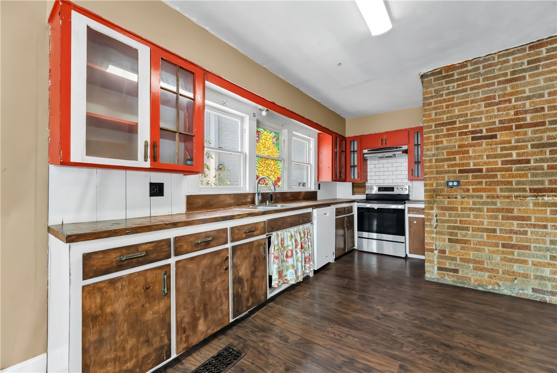 800 South Ennis Street Bryan, TX 77803 - Photo 10 of 38 a kitchen with stainless steel appliances a sink and cabinets