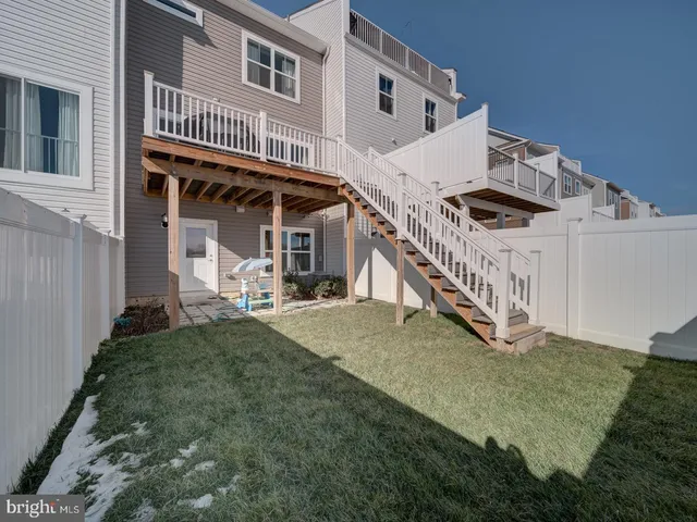 a view of a house with backyard and porch