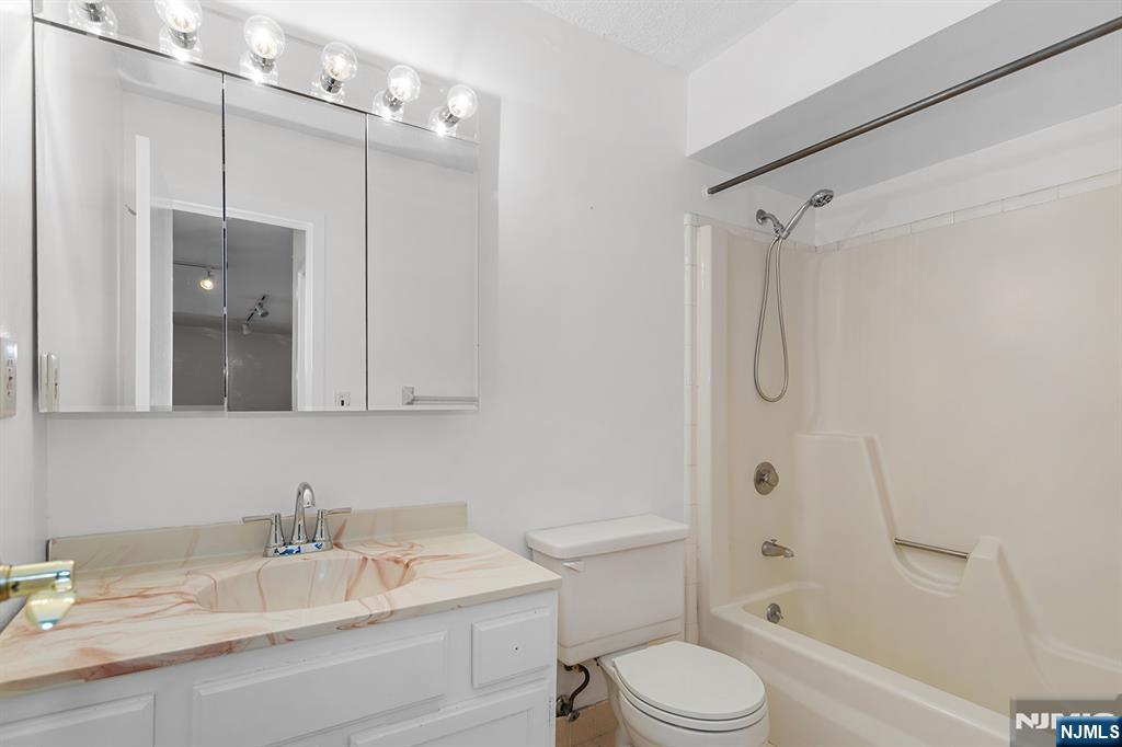 160 Overlook Avenue, Unit 4B Hackensack, NJ 07601 - Photo 13 of 31