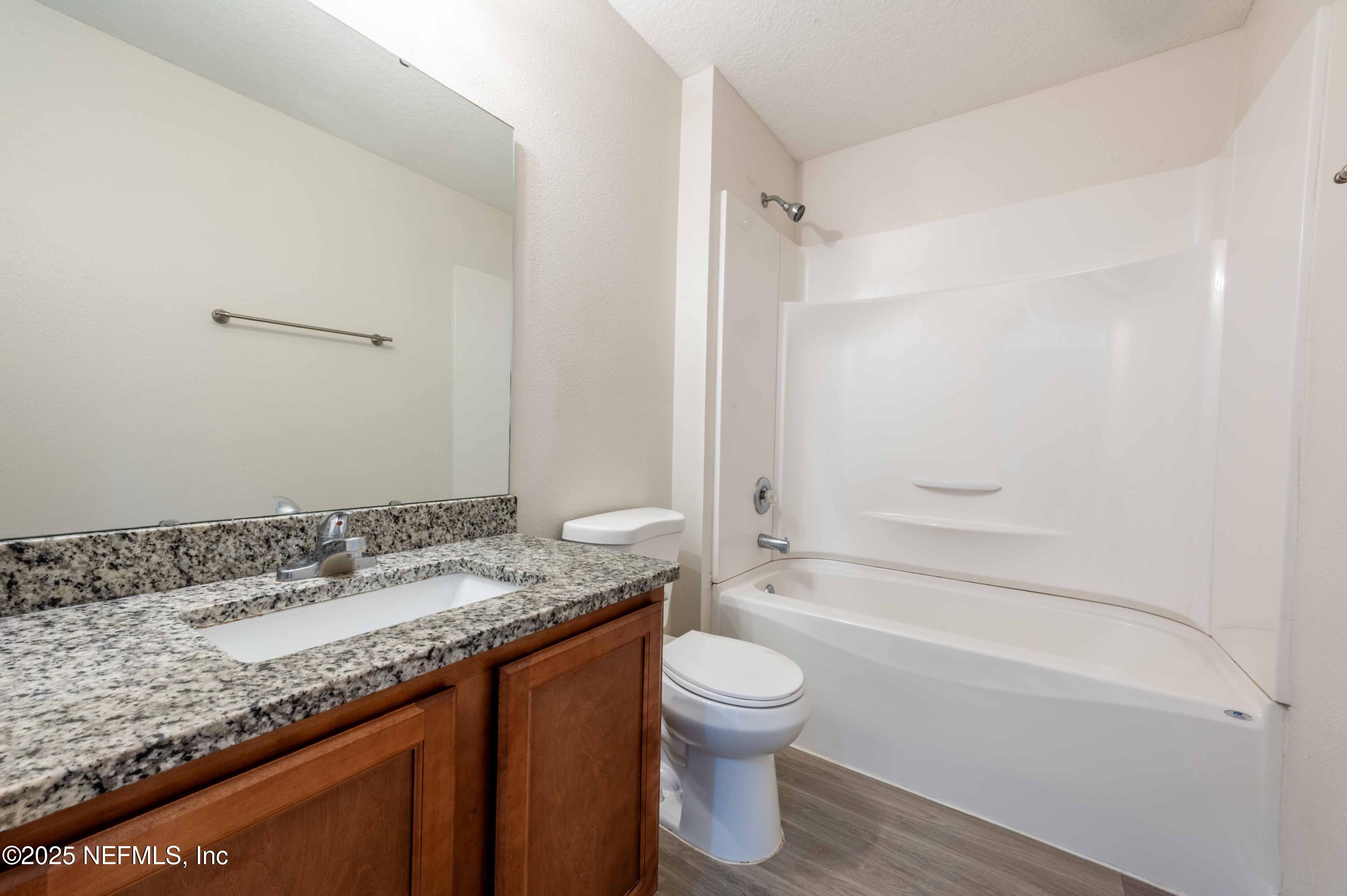 8165 Radican Road Jacksonville, FL 32219 - Photo 22 of 38 2025_03_11 8165 Radican Rd-010-hall bath