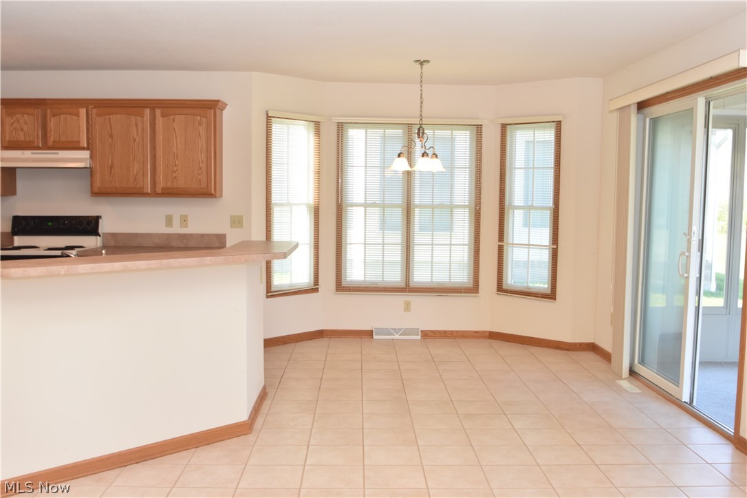 7007 Clingan Road, Unit 34 Youngstown, OH 44514 - Photo 5 of 18 Dinette area with bay window.