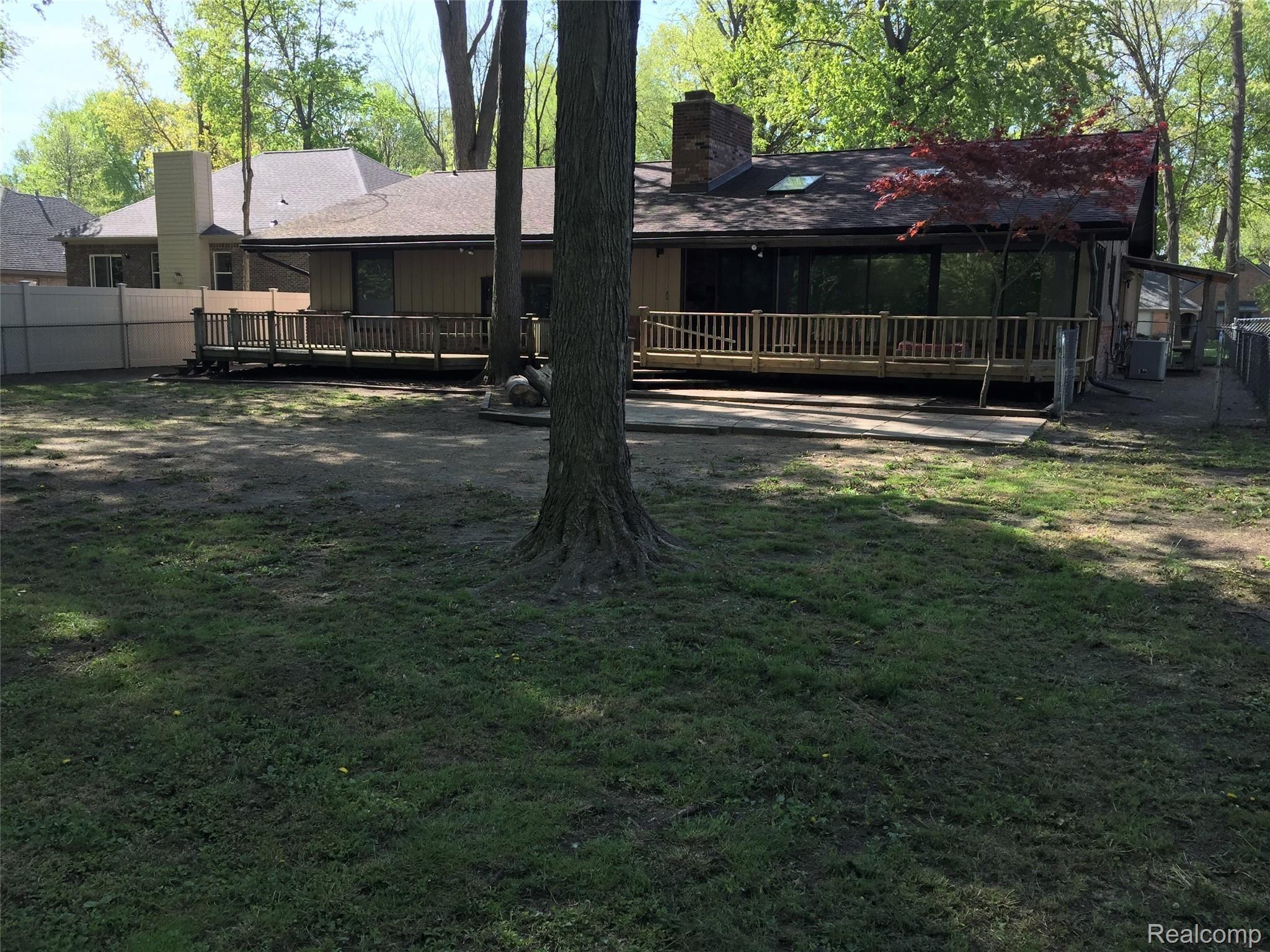 11121 Messmore Road Utica, MI 48317 - Photo 34 of 34 back deck3.jpg