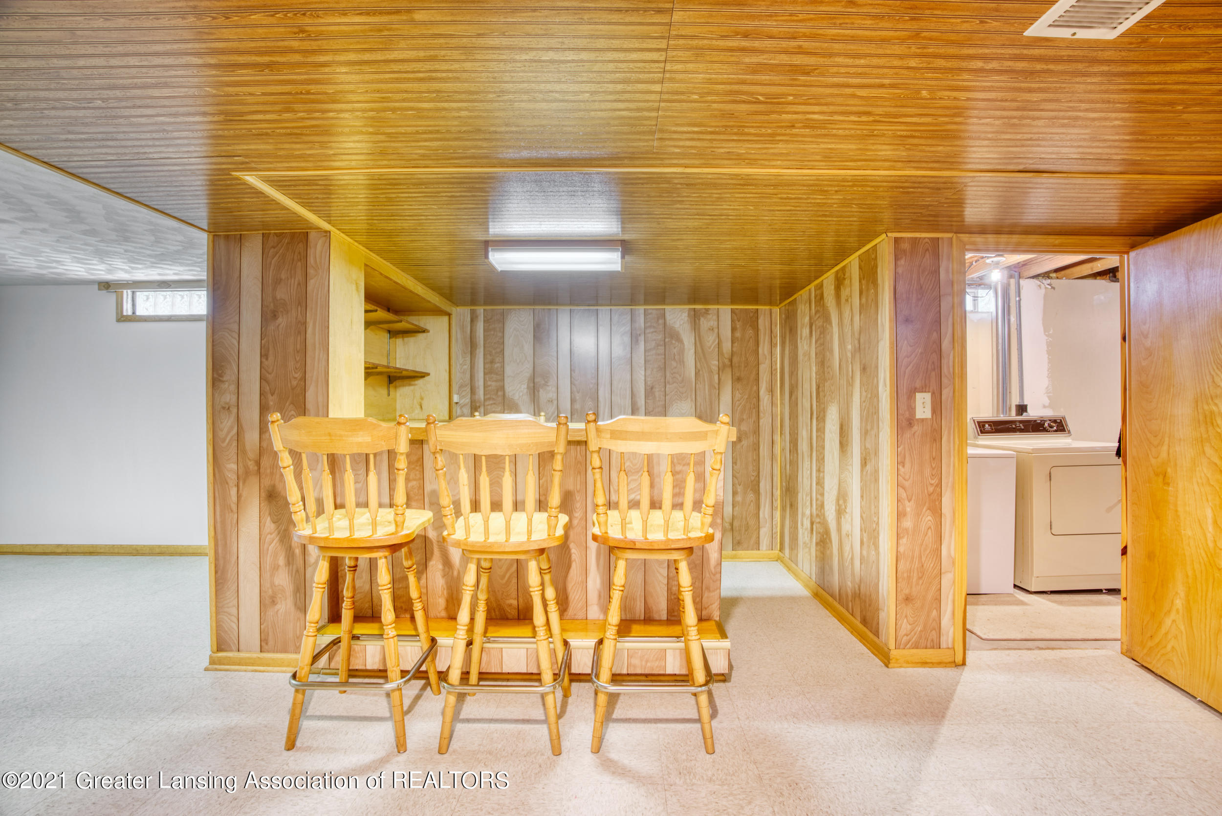 2417 Byrnes Road Lansing, MI 48906 - Photo 26 of 36 Bar
