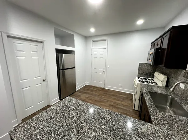 $1,800 | 7220 South East End Avenue, Chicago, IL 60649