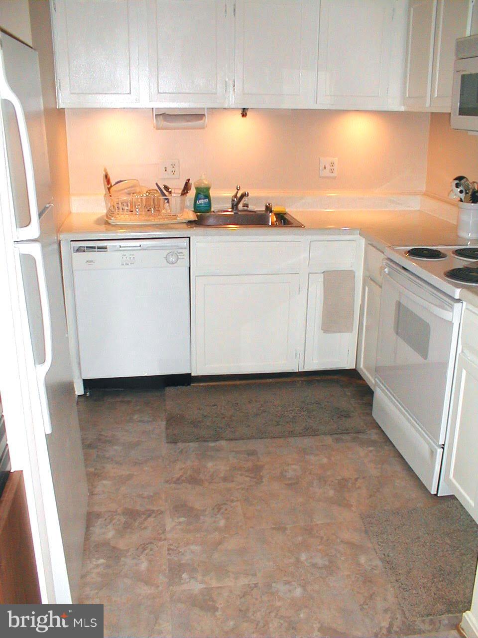6149 Edsall Road, Unit M Alexandria, VA 22304 - Photo 8 of 12 Kitchen