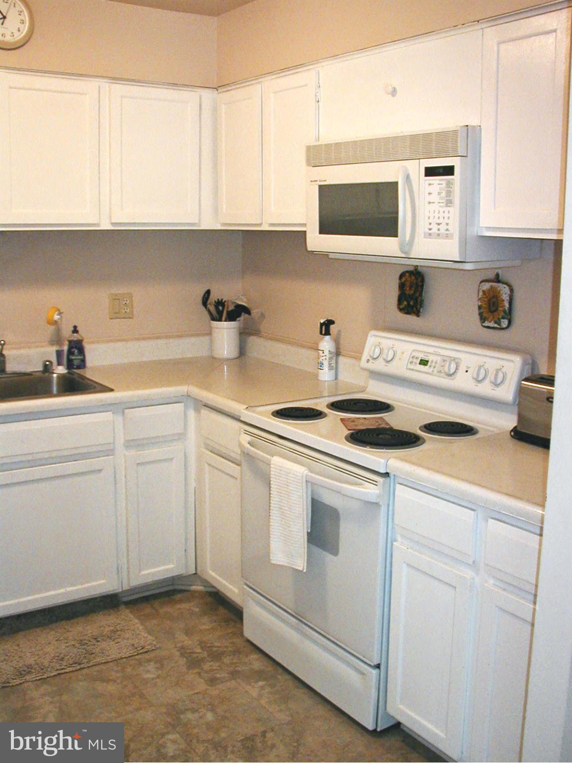 6149 Edsall Road, Unit M Alexandria, VA 22304 - Photo 9 of 12 Kitchen 2