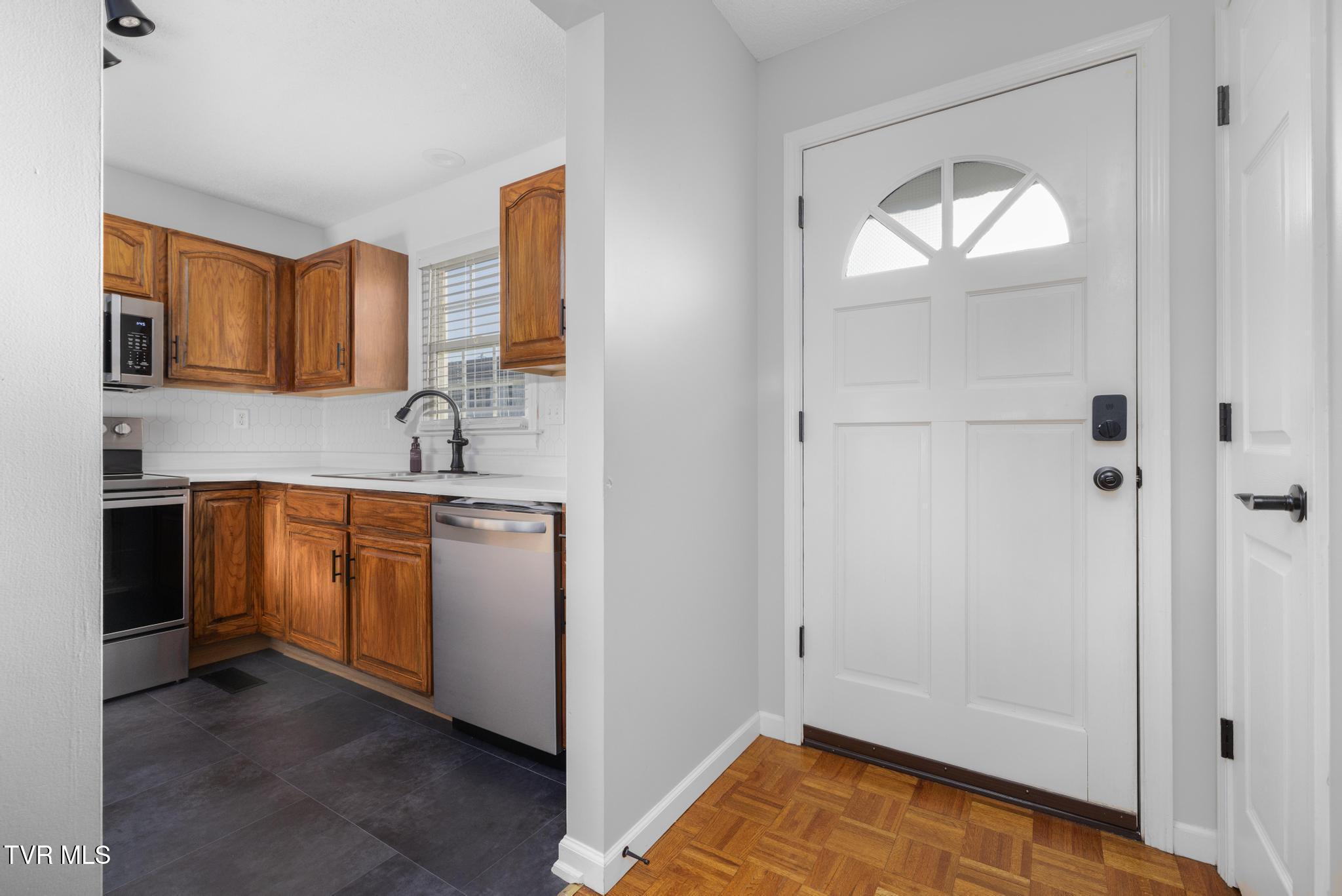 152 Gray Station Road Johnson City, TN 37615 - Photo 5 of 30 IMG_4521