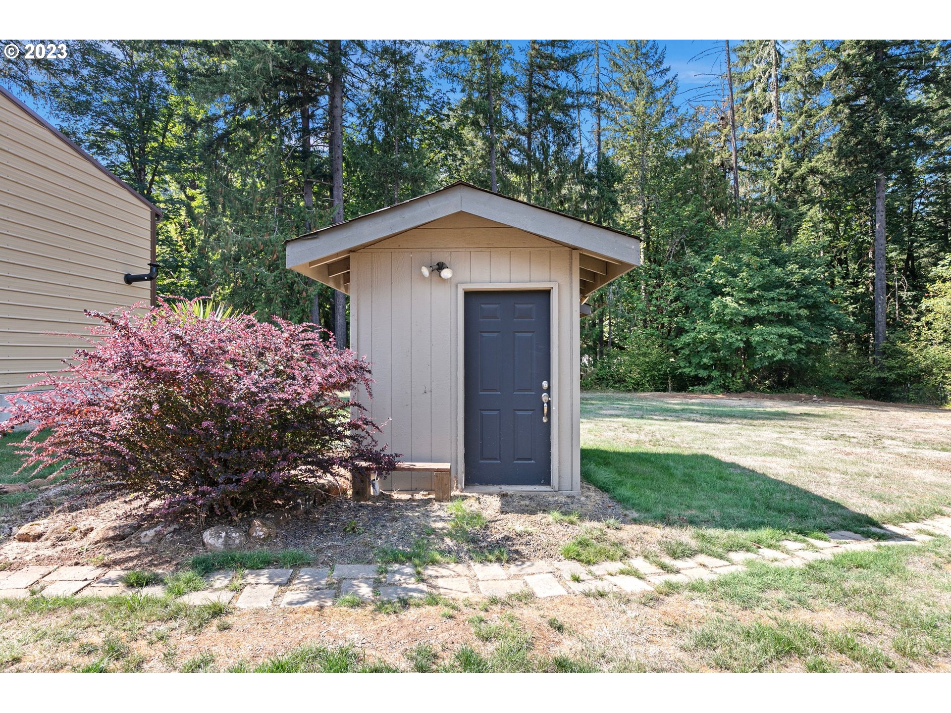 39895 Deerhorn Road Springfield, OR 97478 - Photo 35 of 46 a front view of house with yard and trees in the background