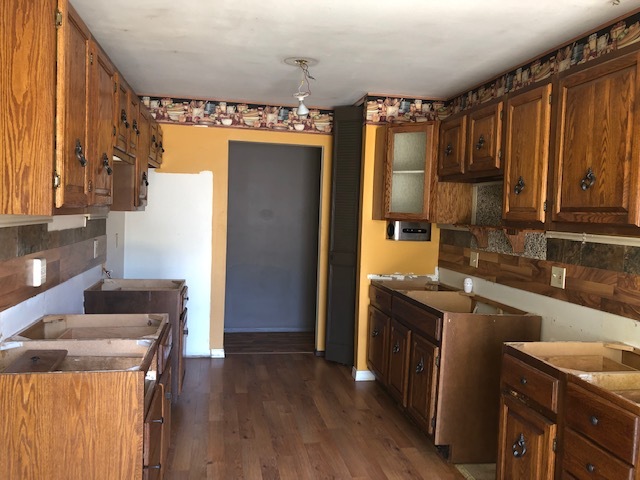 10 Winrock Road Montgomery, IL 60538 - Photo 3 of 19 a kitchen with granite countertop a sink stove and refrigerator