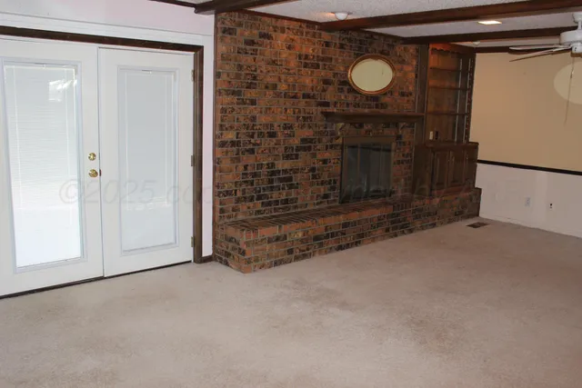 a view of empty room with window