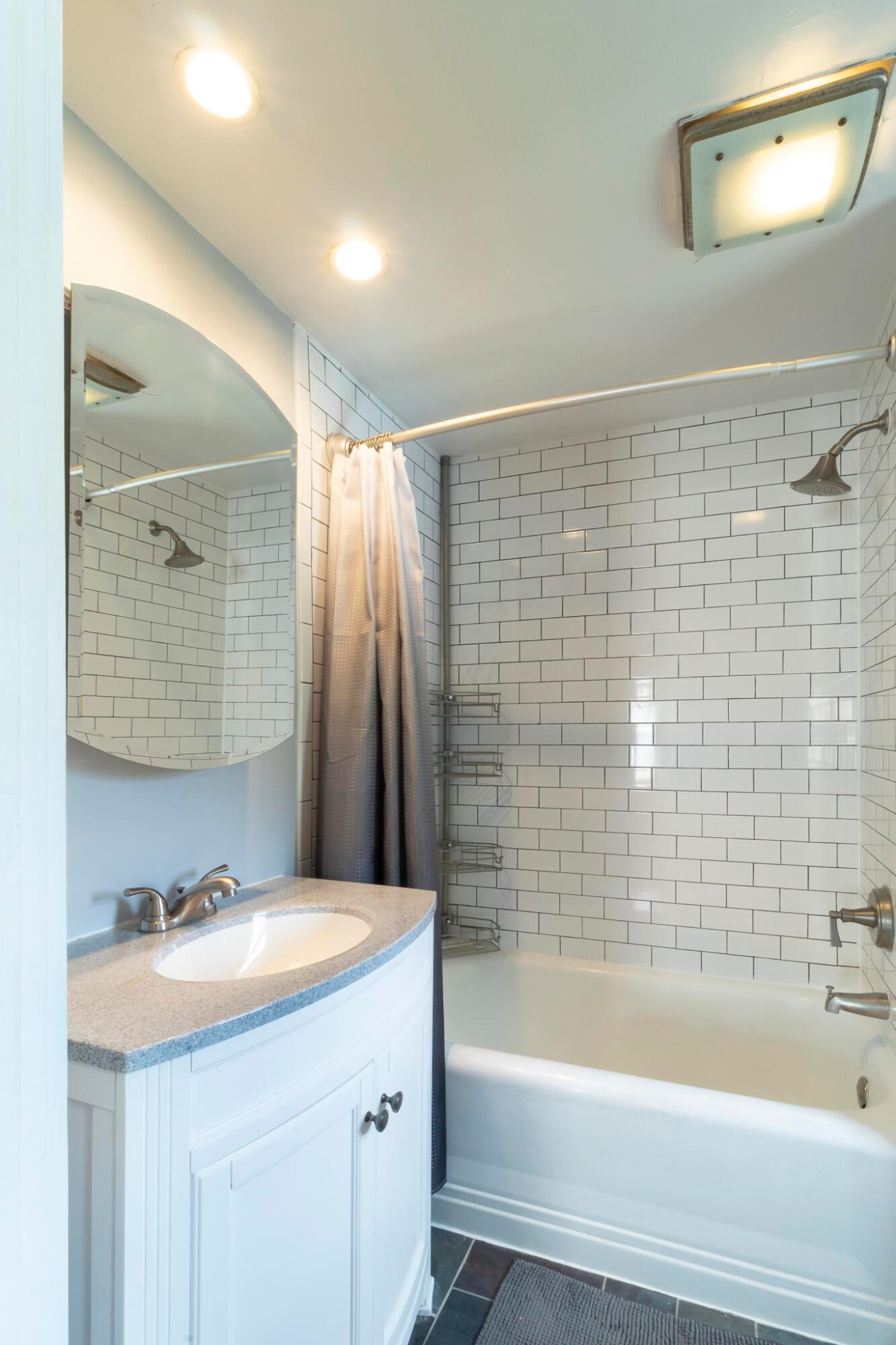 678 Garden Road Columbus, OH 43214 - Photo 31 of 35 bathroom